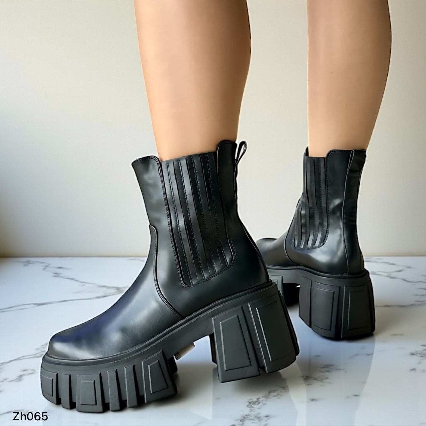 Botin negro detalle resorte tacon 8cm  255-057