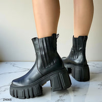 Botin negro detalle resorte tacon 8cm  255-057