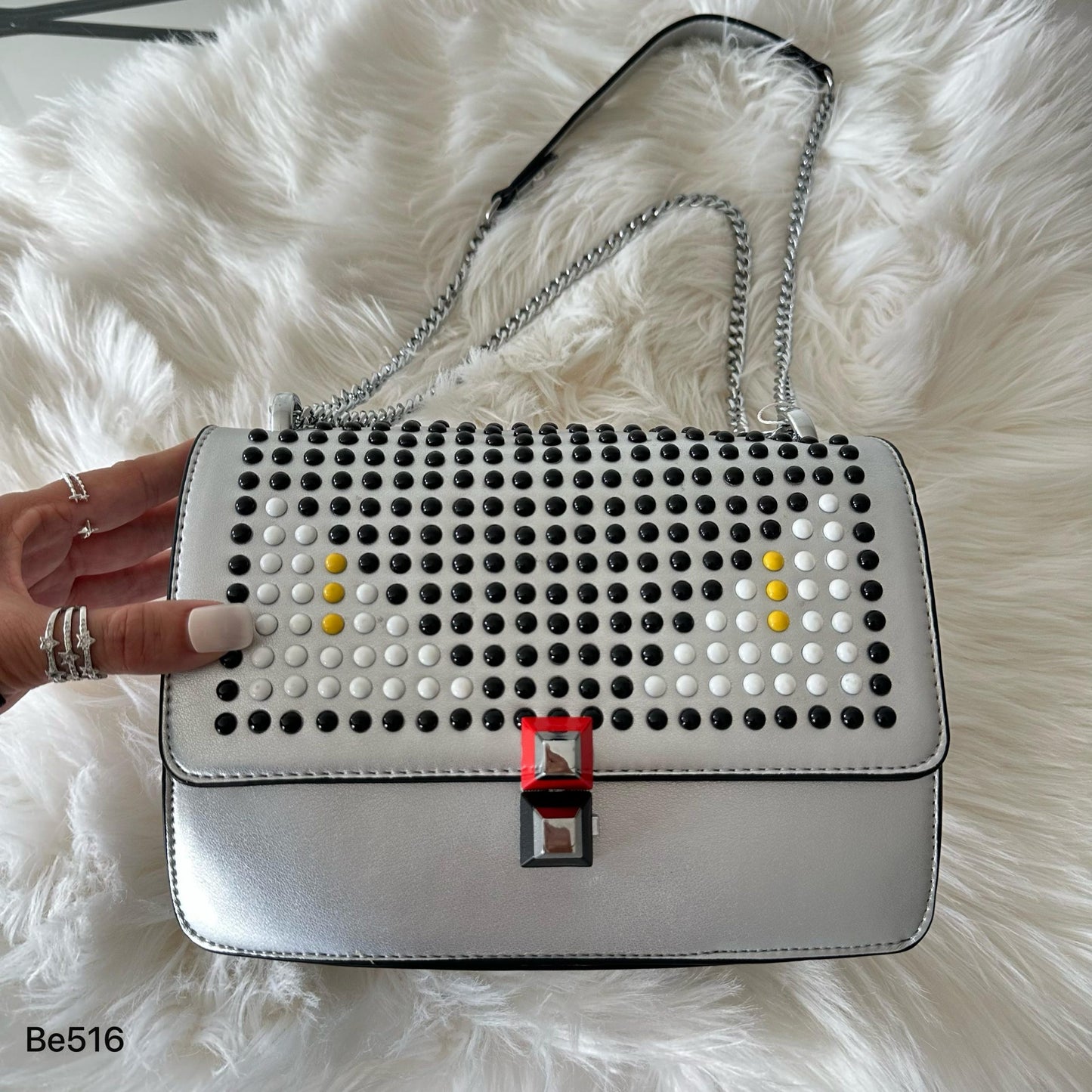 Bolso plateado apliques negro ojos blanco cadena plateado  22cm* 9cm* 17cm   C-23196