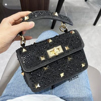 Bolso negro apliques brillantes detalles cadena dorada  24cm* 16cm  2235  C-B