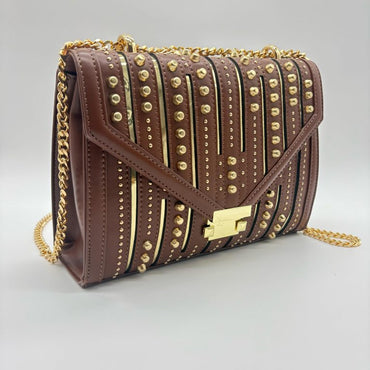 Bolso cafe detalles apliques dorado  24cm* 9cm* 17cm   C- 23197