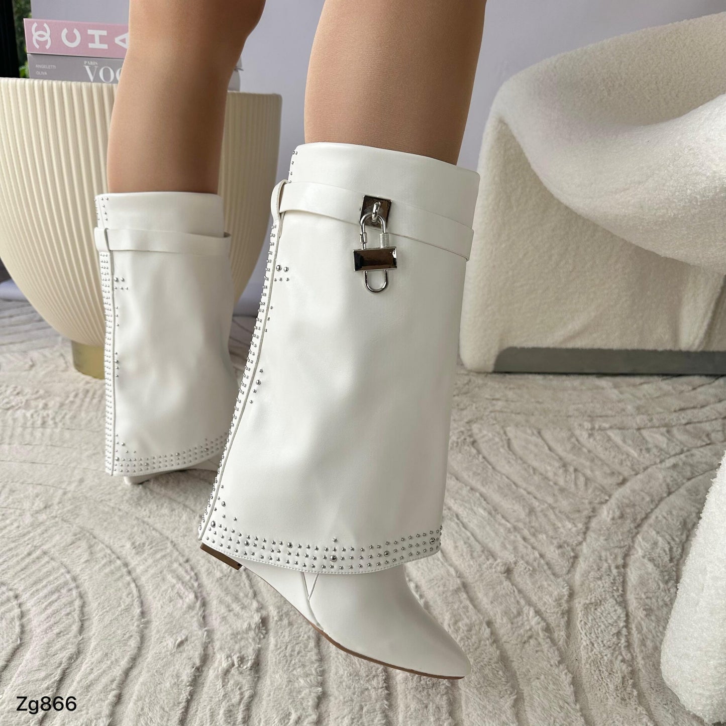 Bota caña media blanco doblez apliques plateado tacon corrido 9cm   255-019