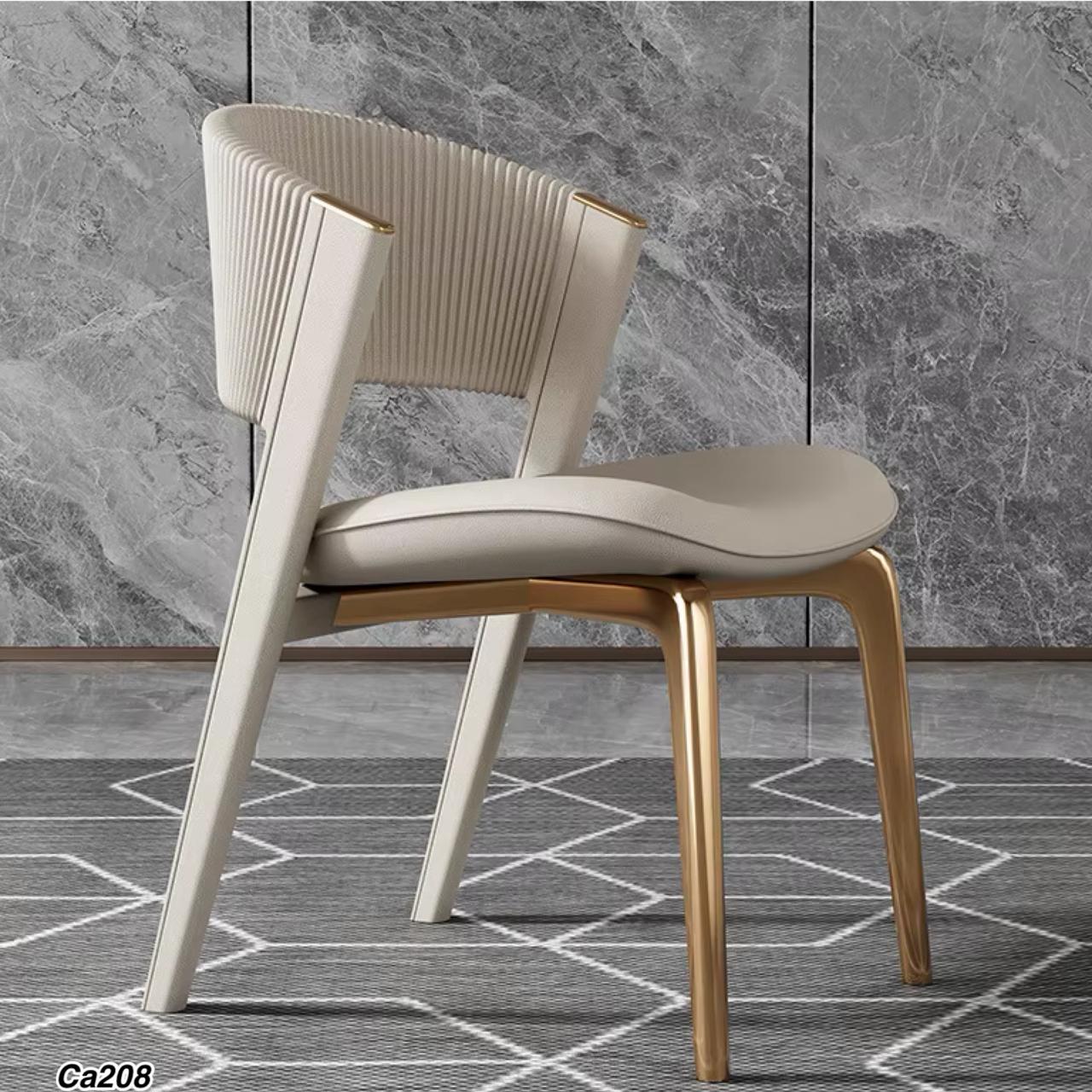 Silla de comedor en policuero beige y patas doradas  52cm* 65cm* 82cm