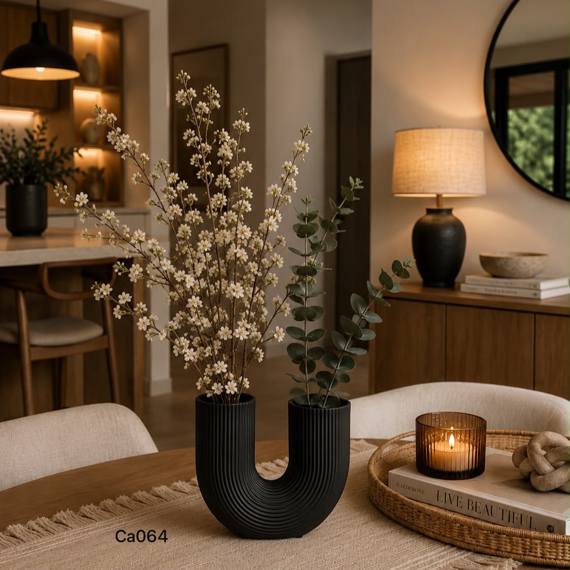 Florero en U negro resina  20cm* 7.5cm* 15cm