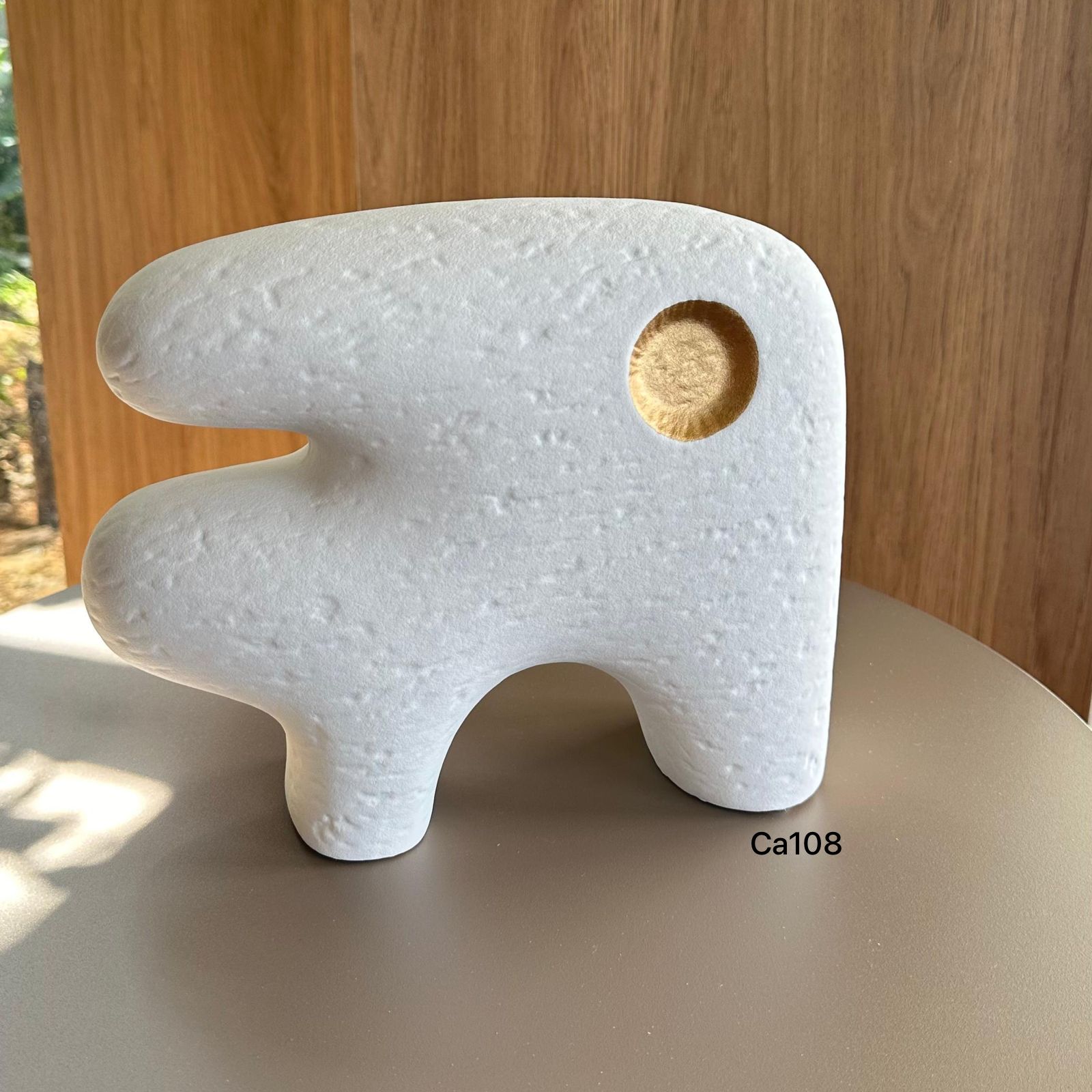 Jarron forma F con ojo dorado ceramica   26cm* 9.5cm* 21.5cm