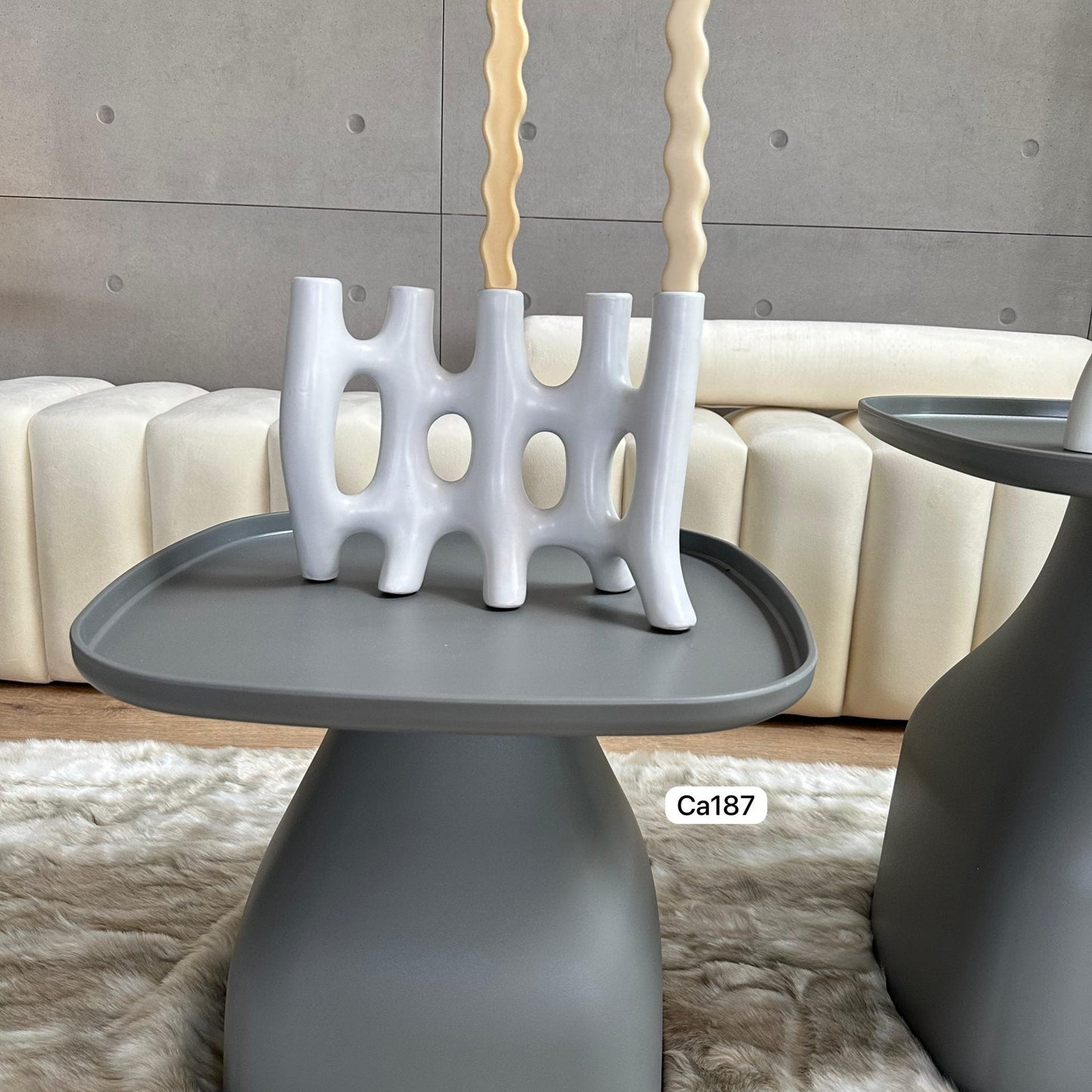 Mesa auxiliar gris con base cono en polietileno pequeña  48cm* 48cm* 38cm