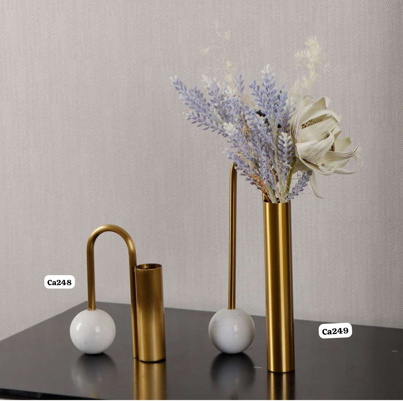 Florero dorado con aplique bola de marmol  15cm* 6cm* 17.5cm