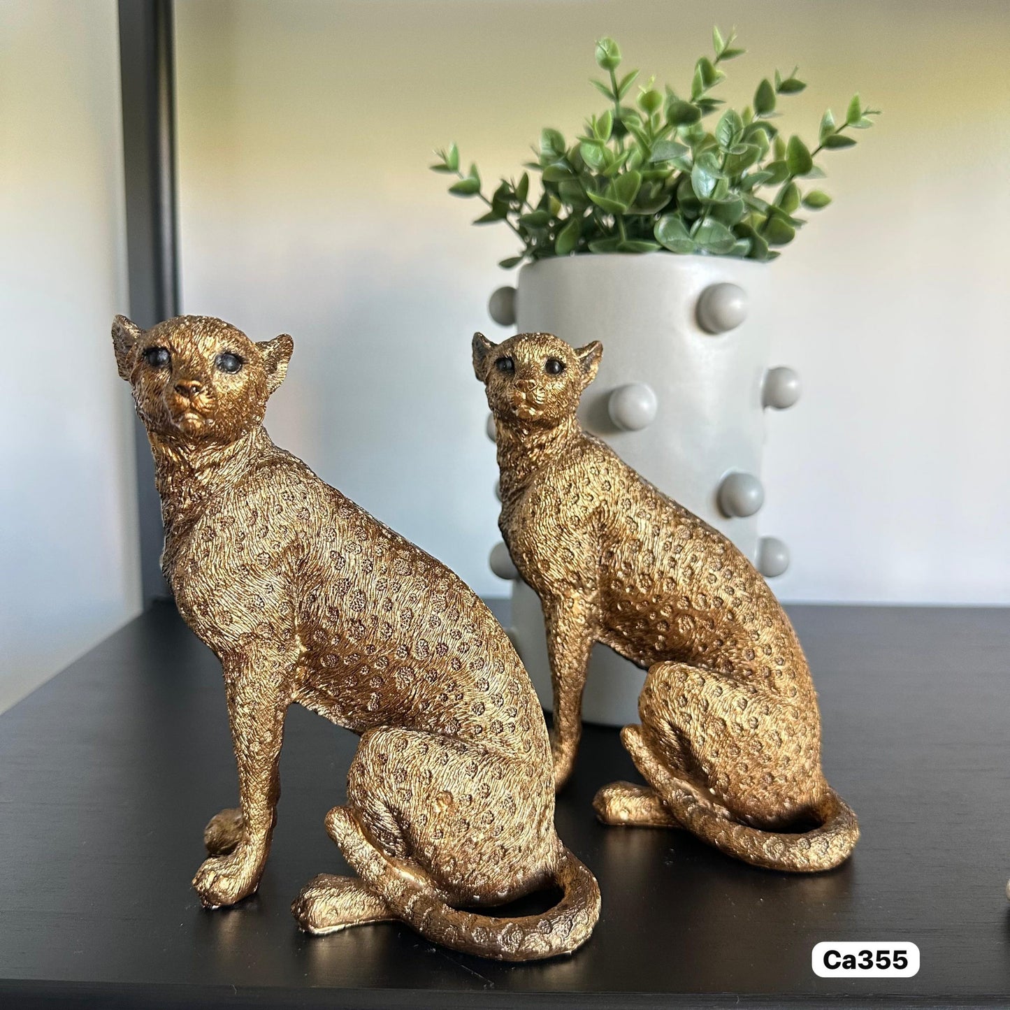 Articulo decorativo leopardo dorado sentado  13cm* 8,5cm* 15,5cm
