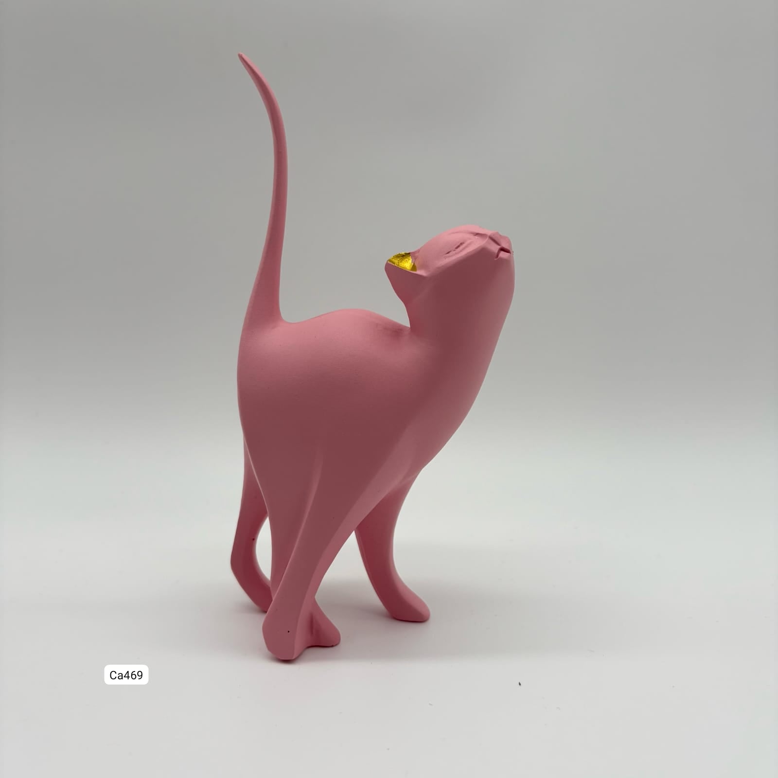Articulo decorativo gato rosado caminando  8cm* 6cm* 19cm