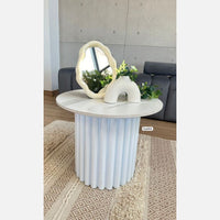 Mesa auxiliar blanco base acanalada aluminio y piedra sintetizada  30cm* 40cm
