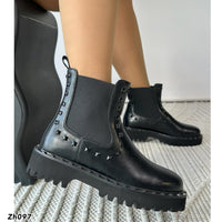 Botin negro apliques detalle resorte suela 4cm   255-060