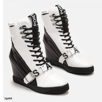 Botin blanco - negro detalles letras plateado tacon interno 10cm  NS375P  C-77