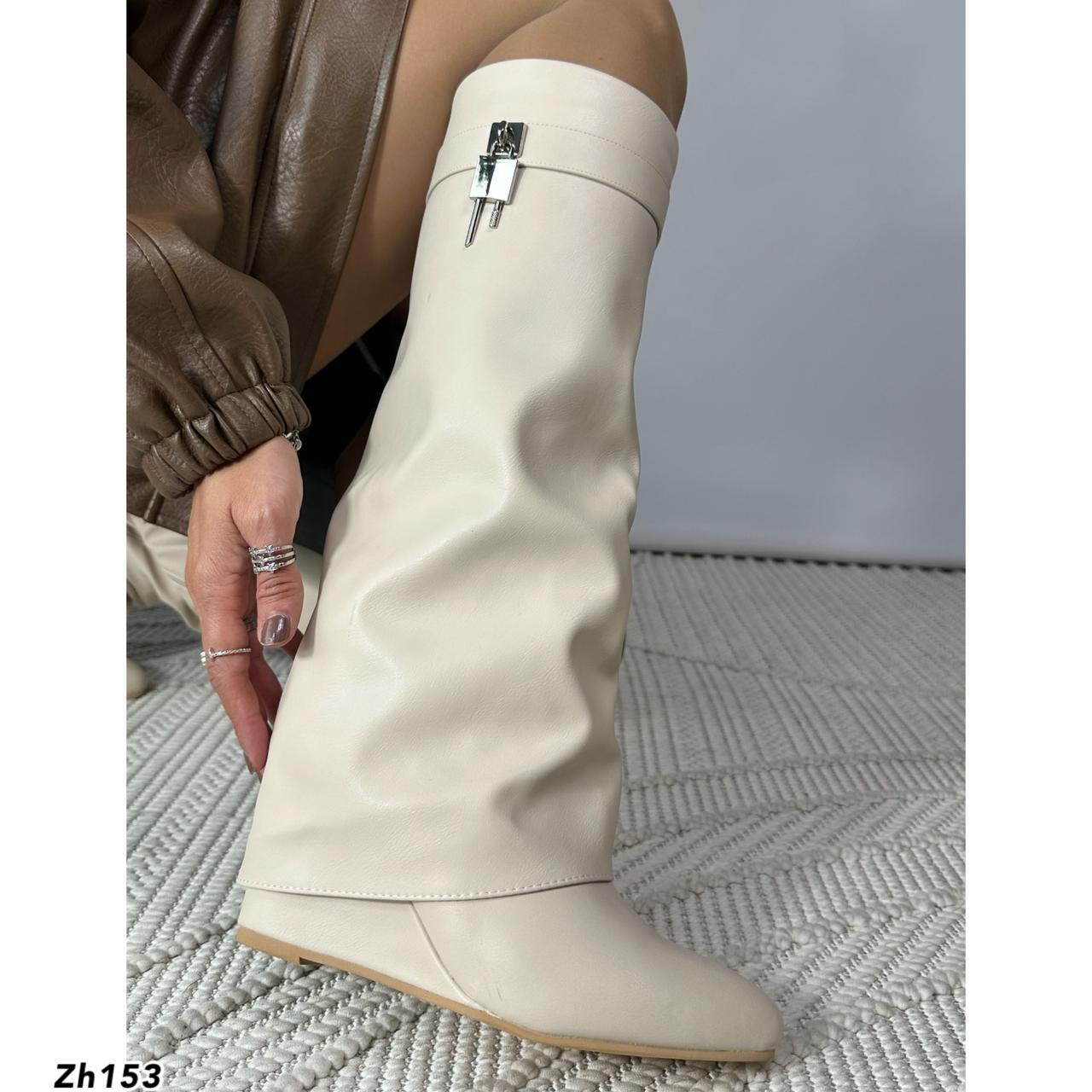 Bota caña alta beige doblez detalle plateado tacon corrido 8cm  SM570  C-69