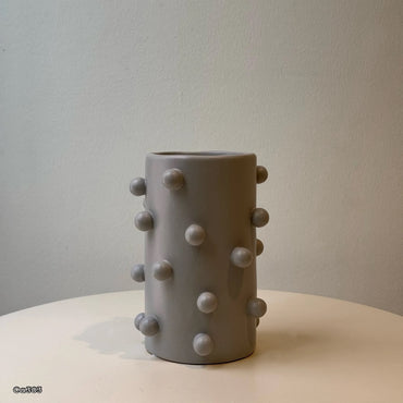 Florero gris pequeño detalle bolas ceramica  13cm* 13cm* 18cm  HP799-1