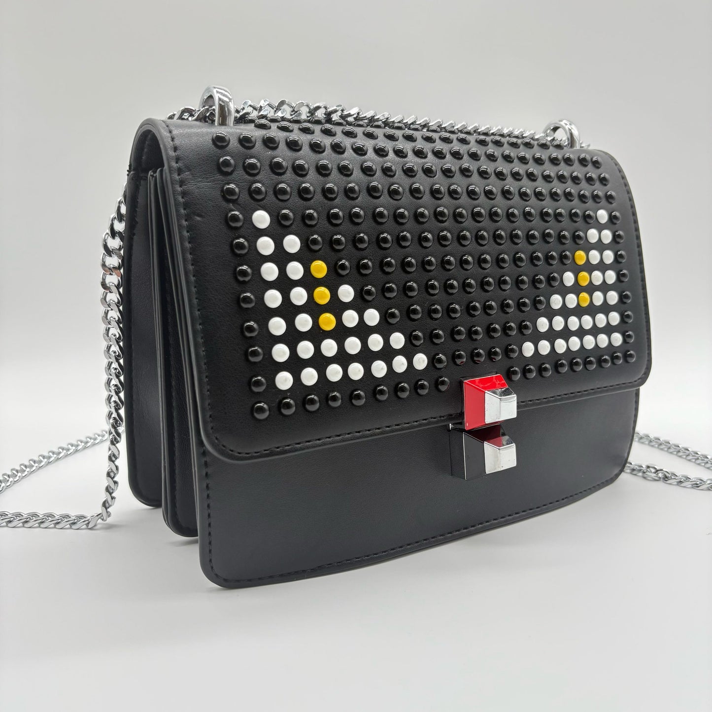 Bolso negro apliques ojos blanco cadena plateado  22cm* 9cm* 17cm   C-23196