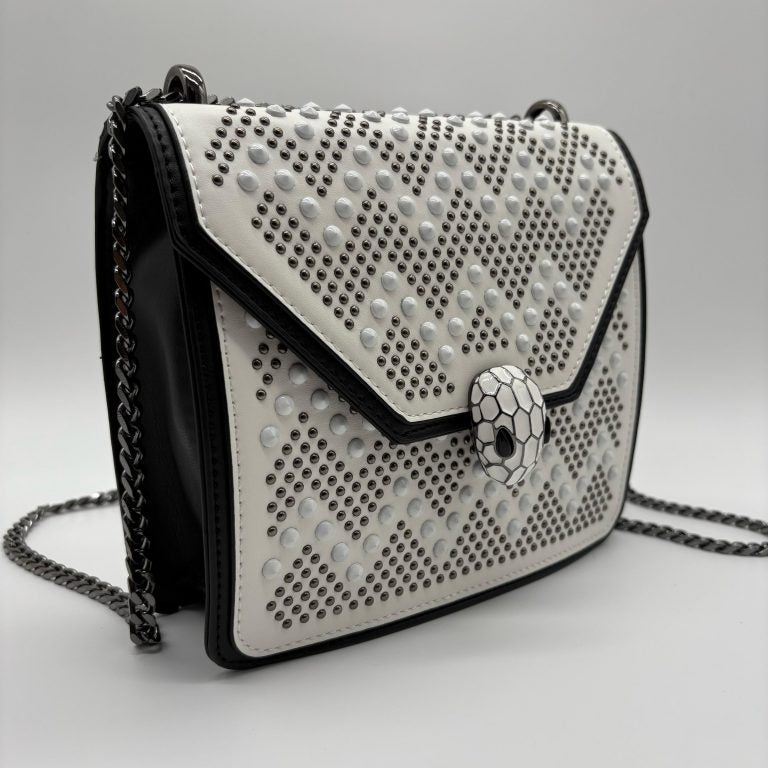 Bolso blanco apliques y cadena plomo detalles negro  20cm* 7cm* 16cm   C- 23195