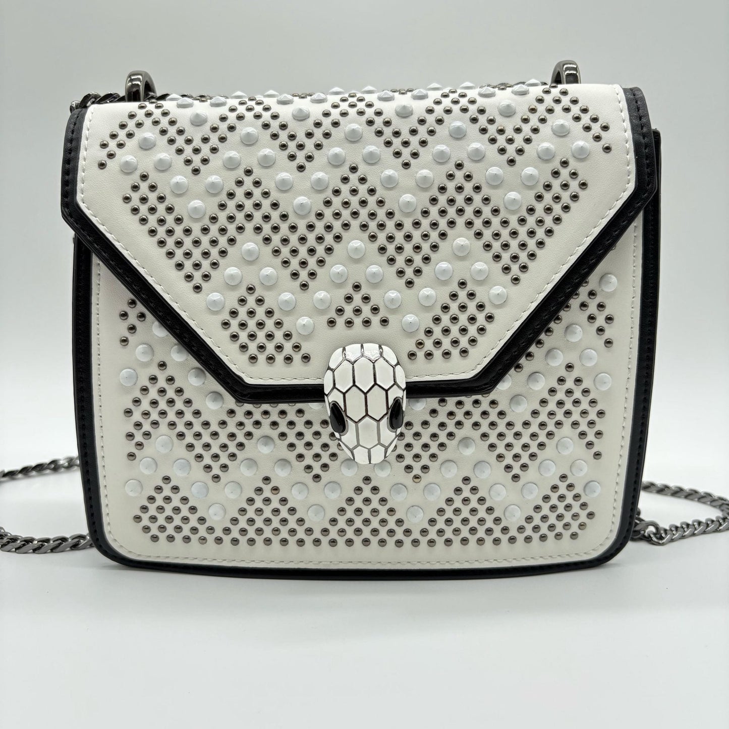 Bolso blanco apliques y cadena plomo detalles negro  20cm* 7cm* 16cm   C- 23195