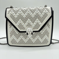 Bolso blanco apliques y cadena plomo detalles negro  20cm* 7cm* 16cm   C- 23195