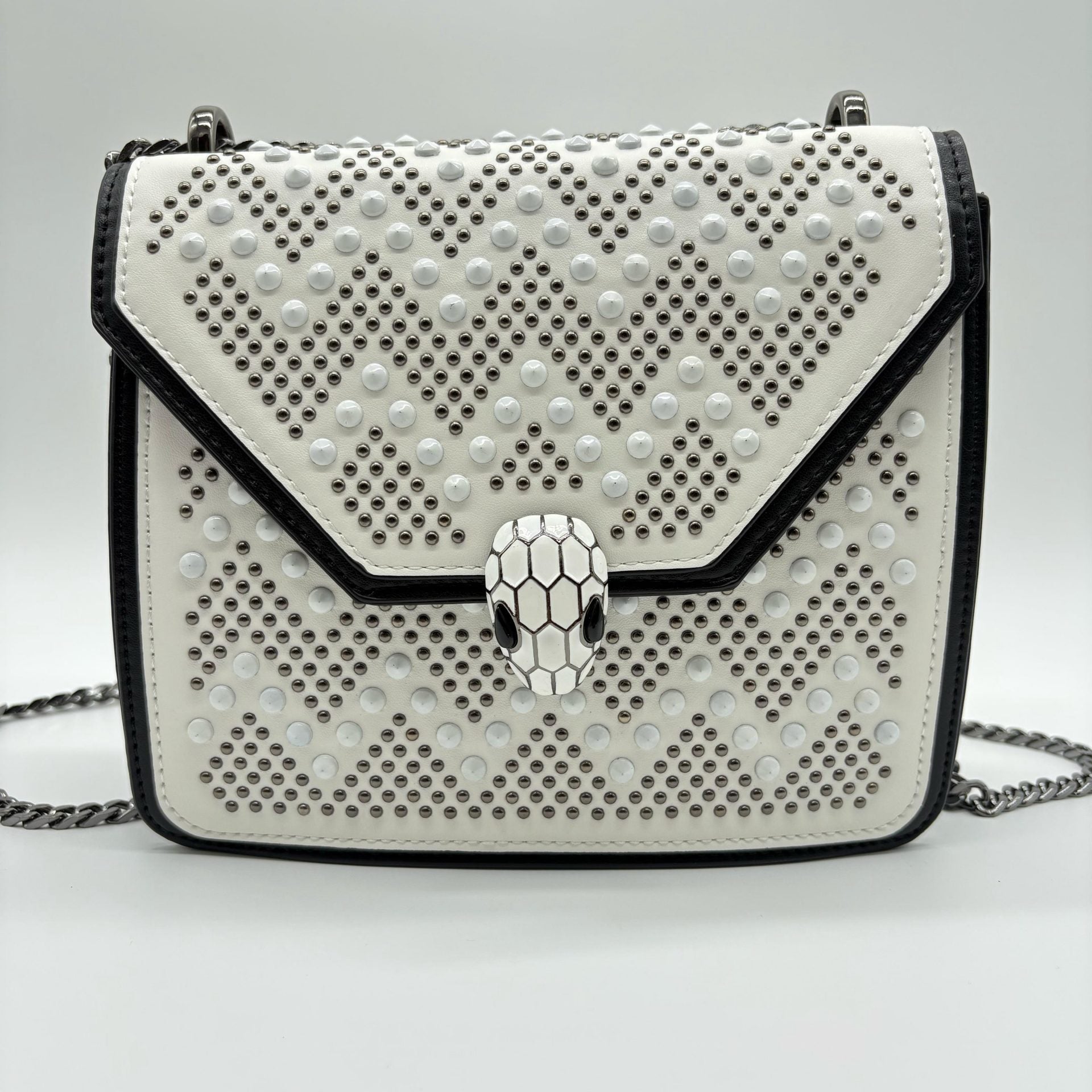 Bolso blanco apliques y cadena plomo detalles negro  20cm* 7cm* 16cm   C- 23195