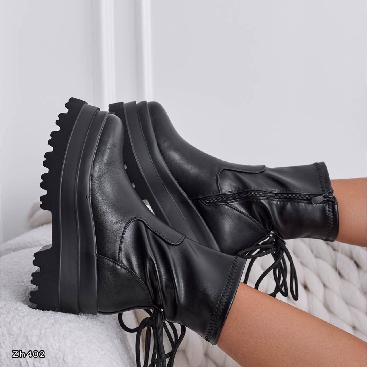 Botin negro detalle cordon plataforma 7cm  HX3112-B9942
