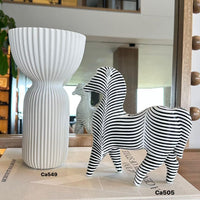 Articulo decorativo cebra blanco y negro resina  20cm* 6cm* 20,5cm