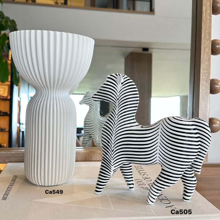 Articulo decorativo cebra blanco y negro resina  20cm* 6cm* 20,5cm