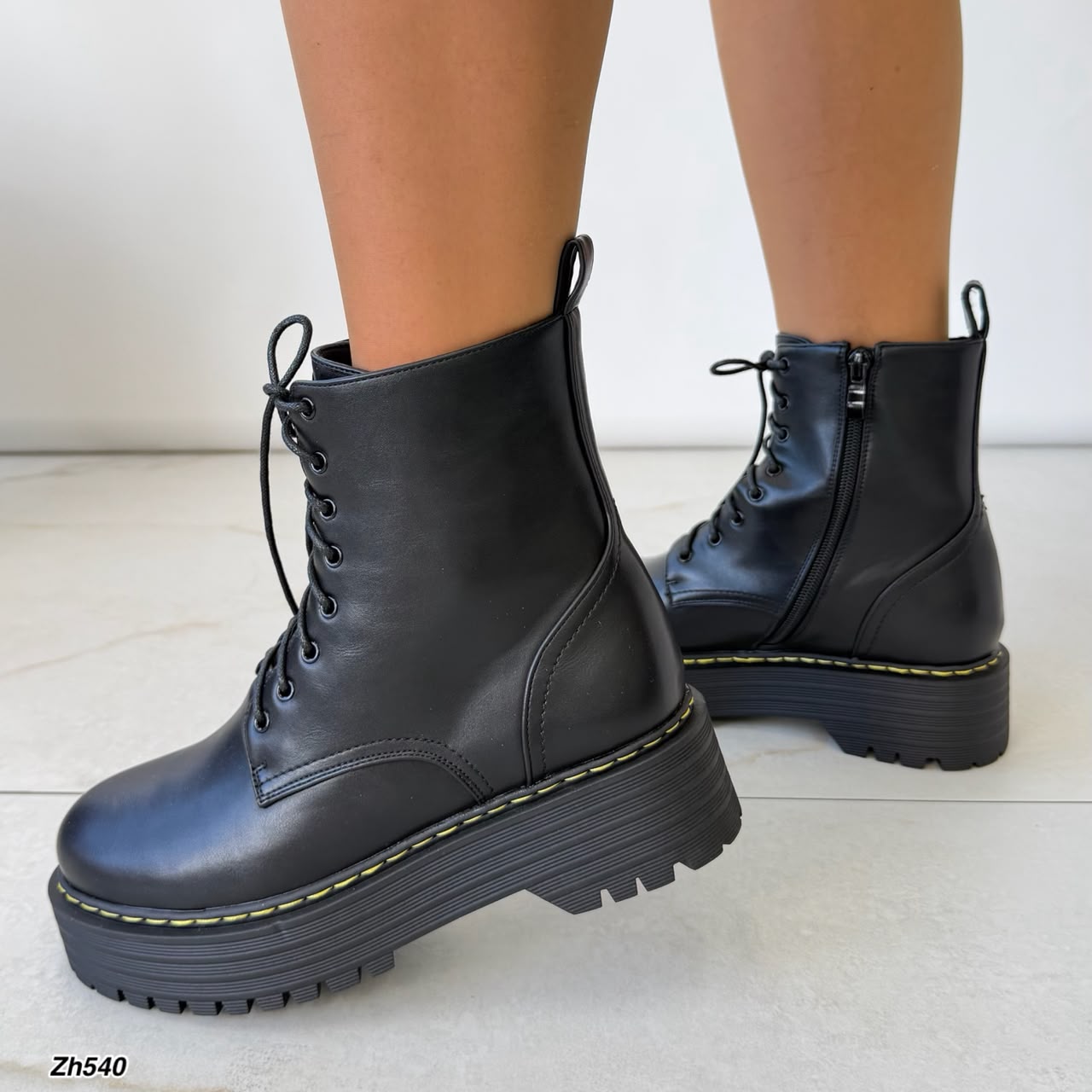 Botin negro detalle amarillo suela 5cm  HX3359-B0205