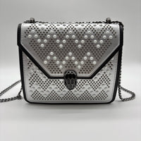 Bolso plateado apliques y cadena plomo  20cm* 7cm* 16cm   C- 23195