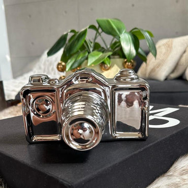 Articulo decorativo camara plateada ceramica  16cm* 11,7cm* 9cm