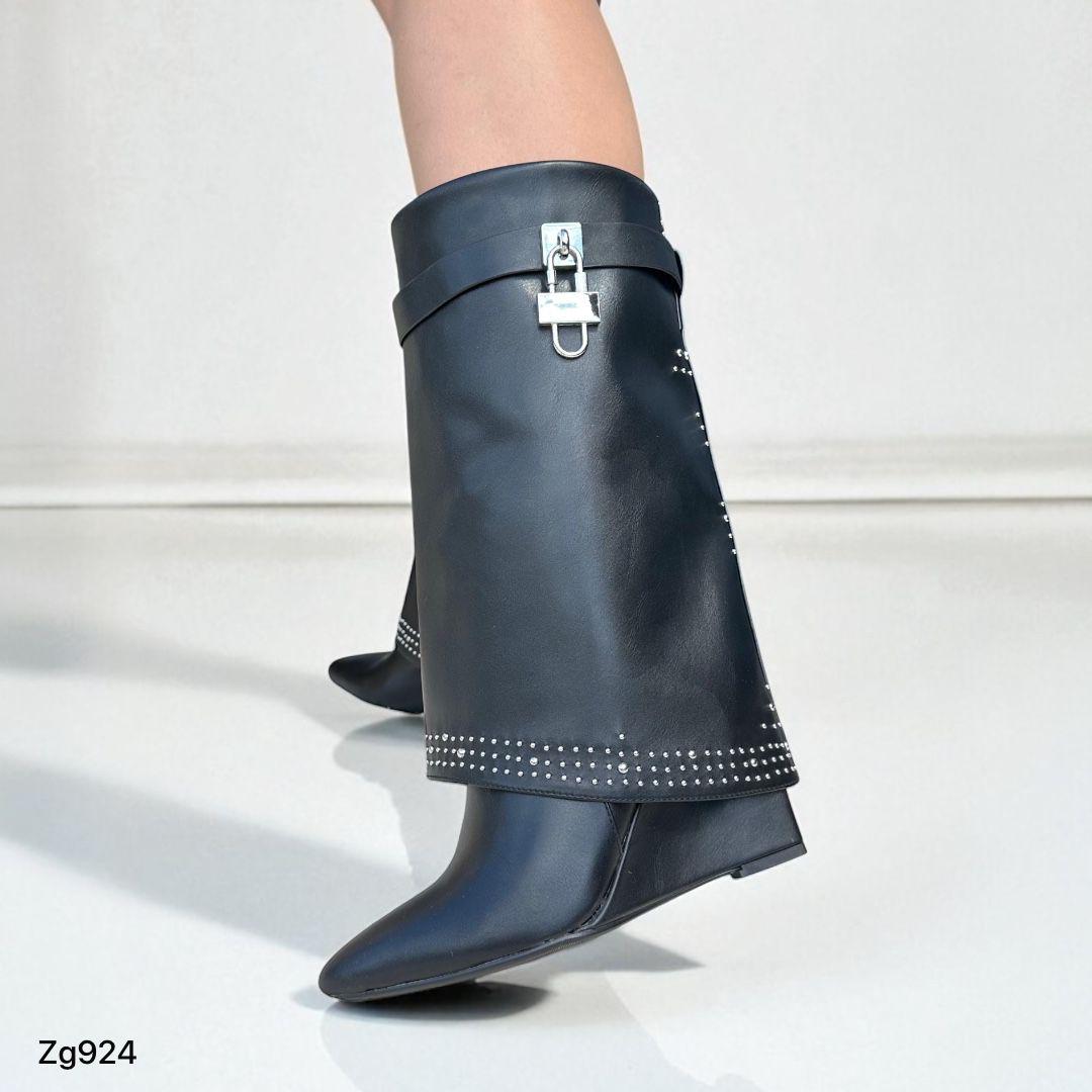 Bota caña media negro doblez apliques plateado tacon corrido 9cm  255-019