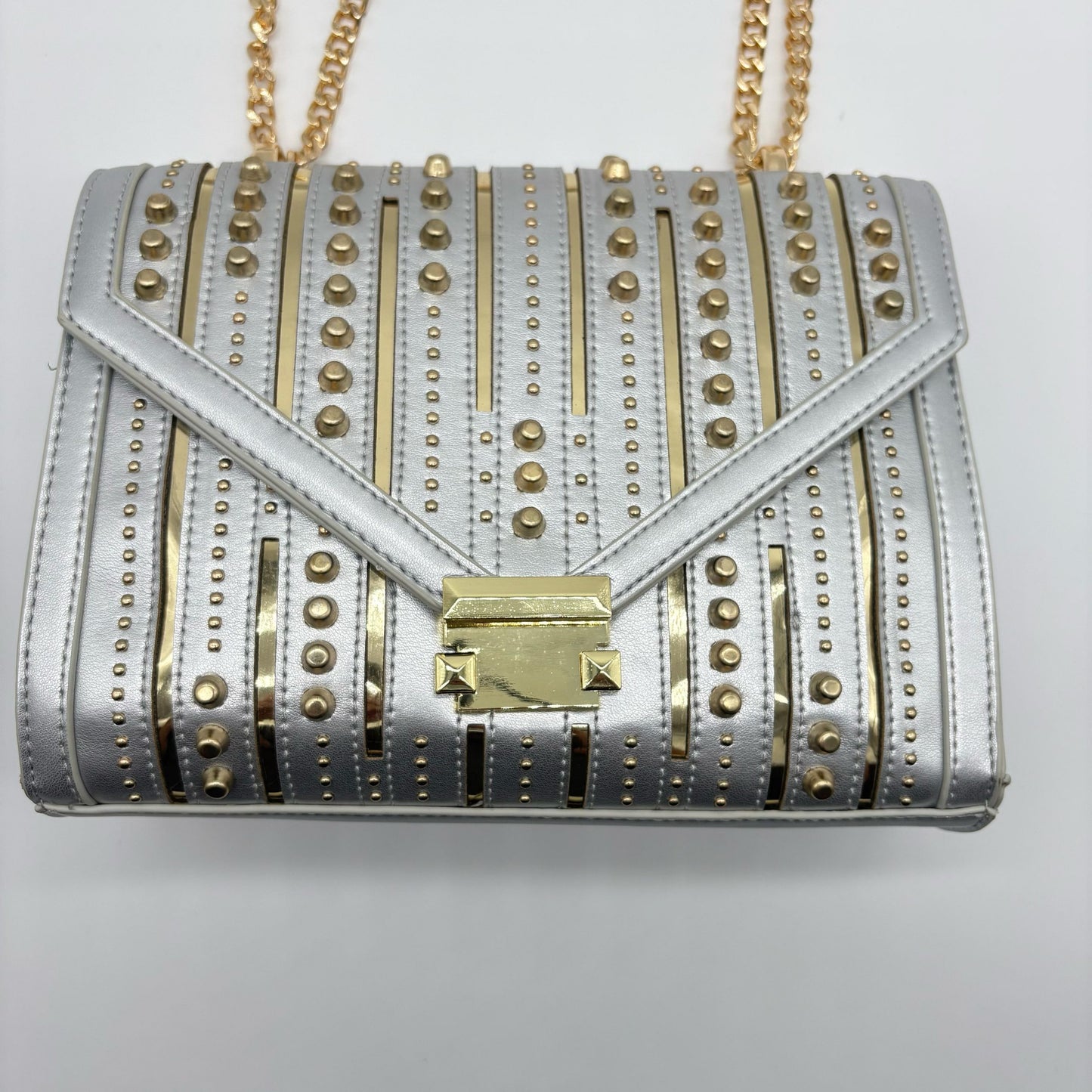 Bolso plateado detalles apliques dorado  24cm* 9cm* 17cm   C- 23197