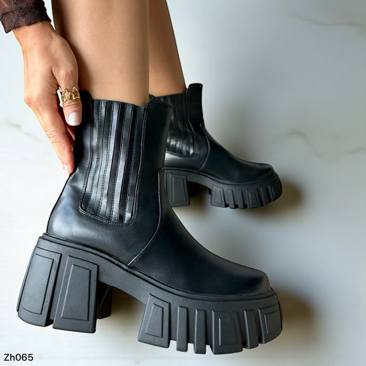 Botin negro detalle resorte tacon 8cm  255-057