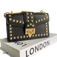 Bolso negro apliques cadena dorado  22cm* 15cm* 6cm  7010   C-B