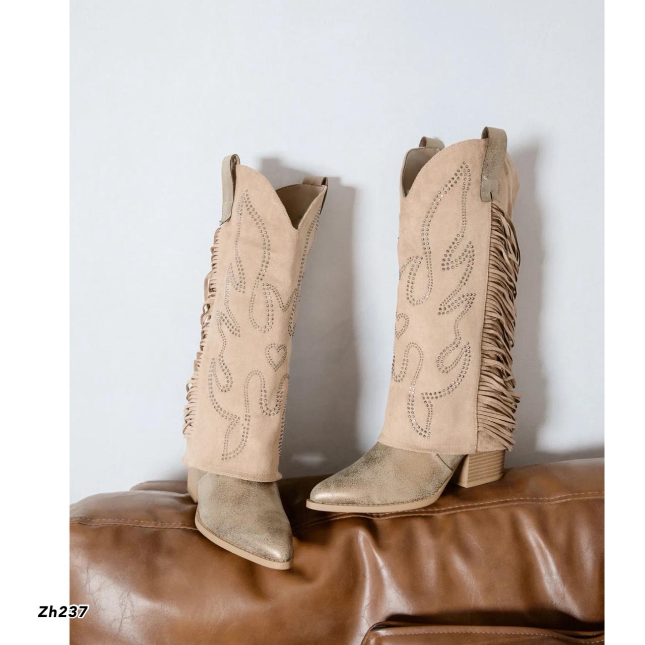 Bota texana beige doblez apliques plateado detalle flecos tacon 7cm  M-830  C-81