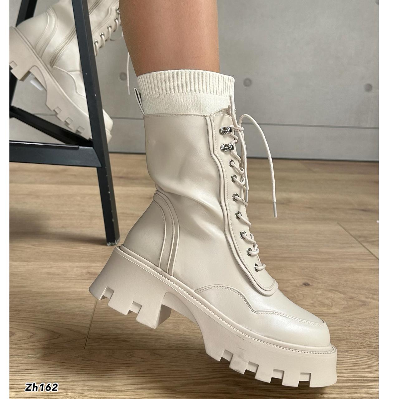 Bota beige detalle resorte suela 5cm  255-089