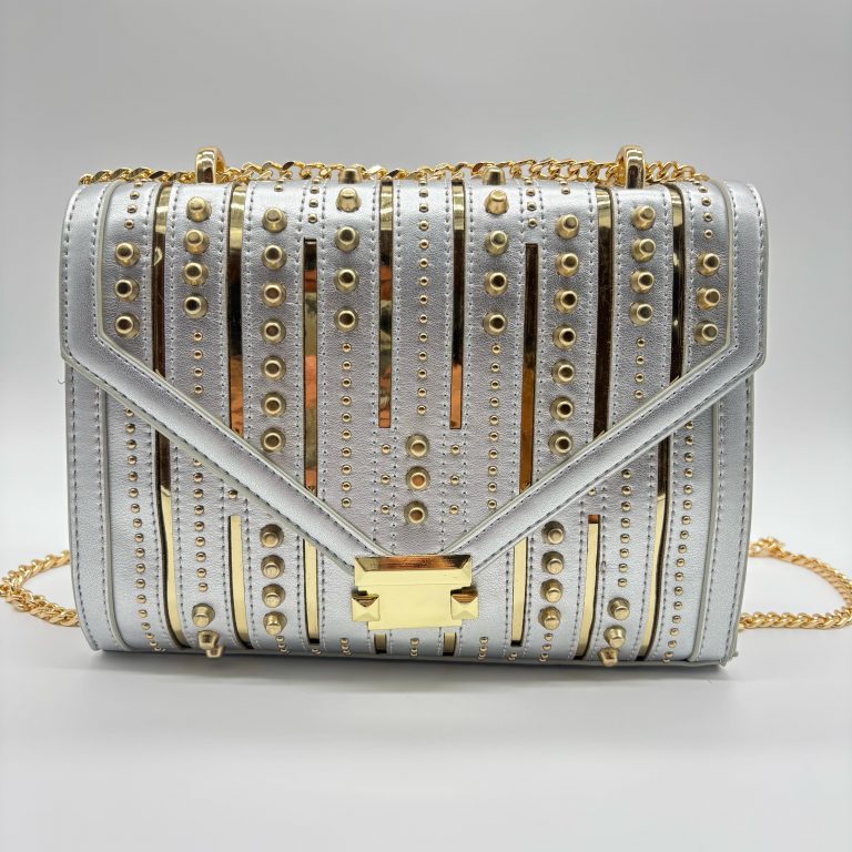 Bolso plateado detalles apliques dorado  24cm* 9cm* 17cm   C- 23197