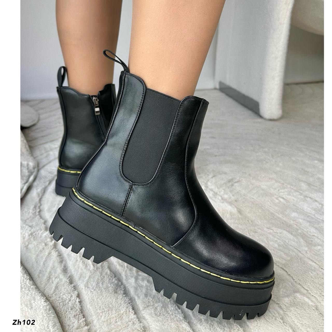 Botin negro detalle resorte suela 5cm  255-104