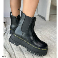 Botin negro detalle resorte suela 5cm  255-104