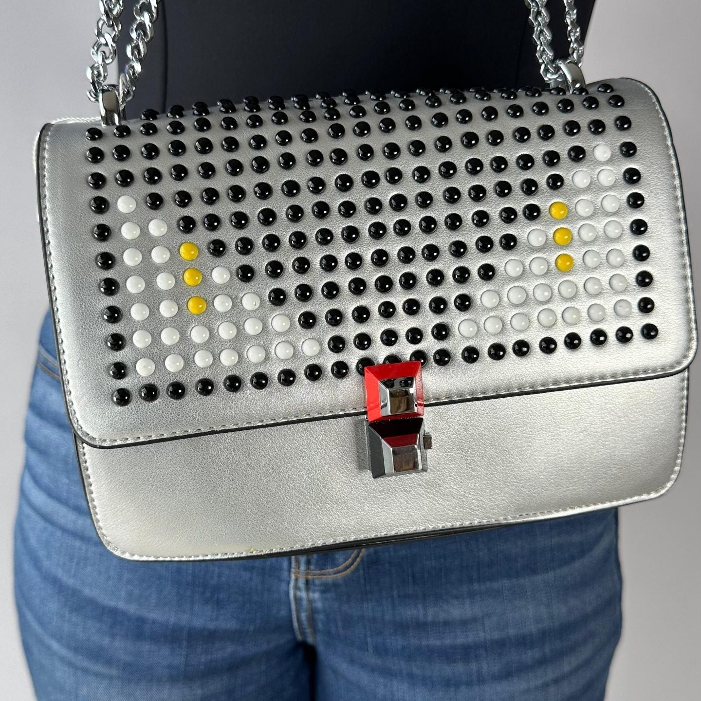 Bolso plateado apliques negro ojos blanco cadena plateado  22cm* 9cm* 17cm   C-23196