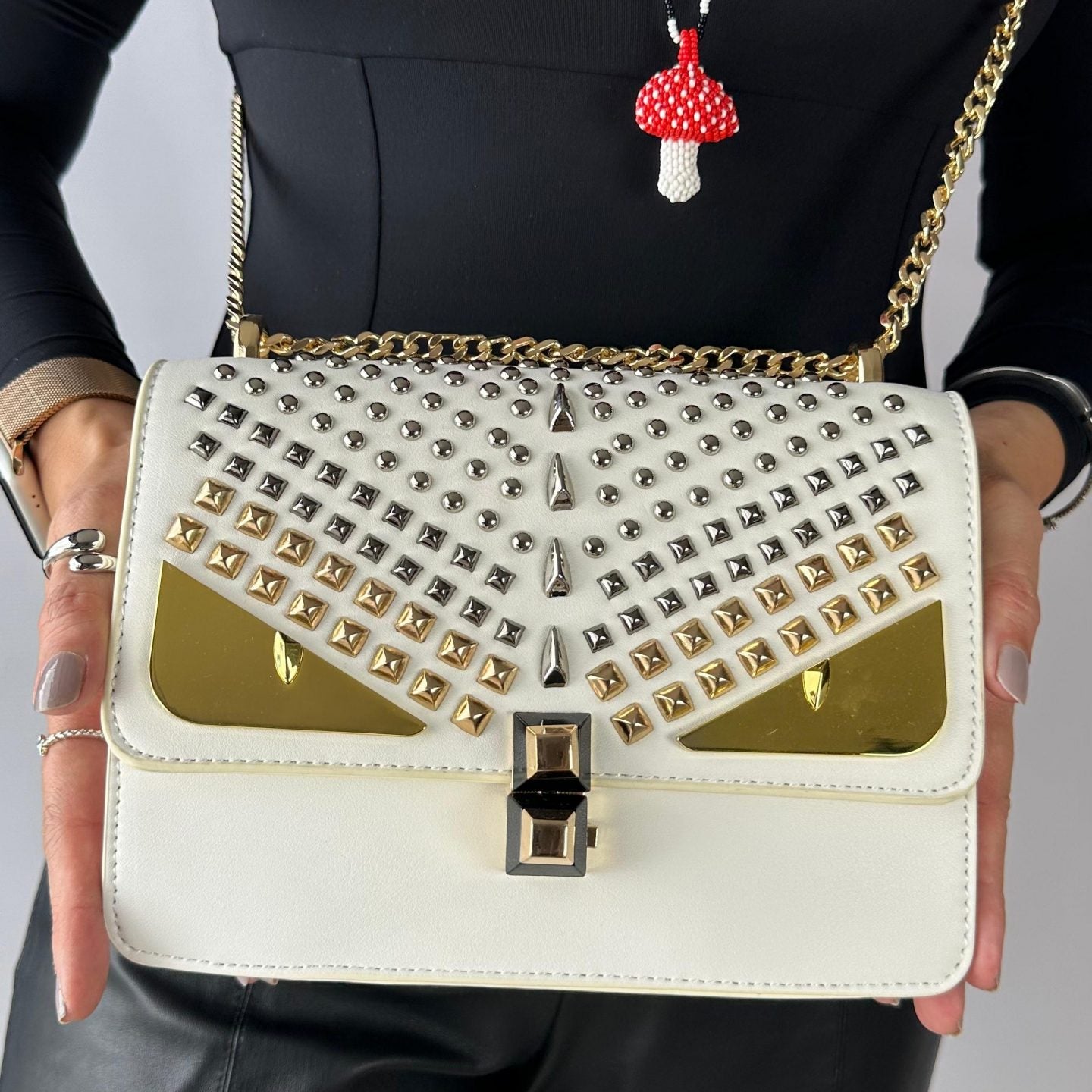 Bolso blanco apliques plateado ojos y cadena dorado  22cm* 9cm* 17cm  C- 23196-1