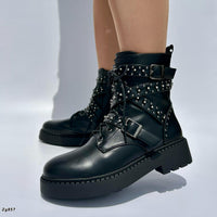Botin negro detalle correas apliques plomo suela 4cm  KX469-W886