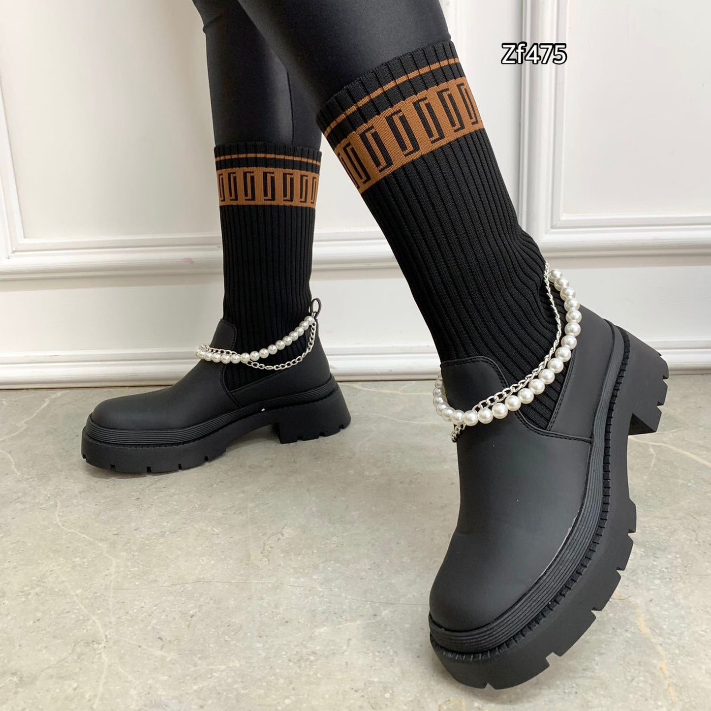 Botin negro cadena perlas suela 4cm  K6060  C3