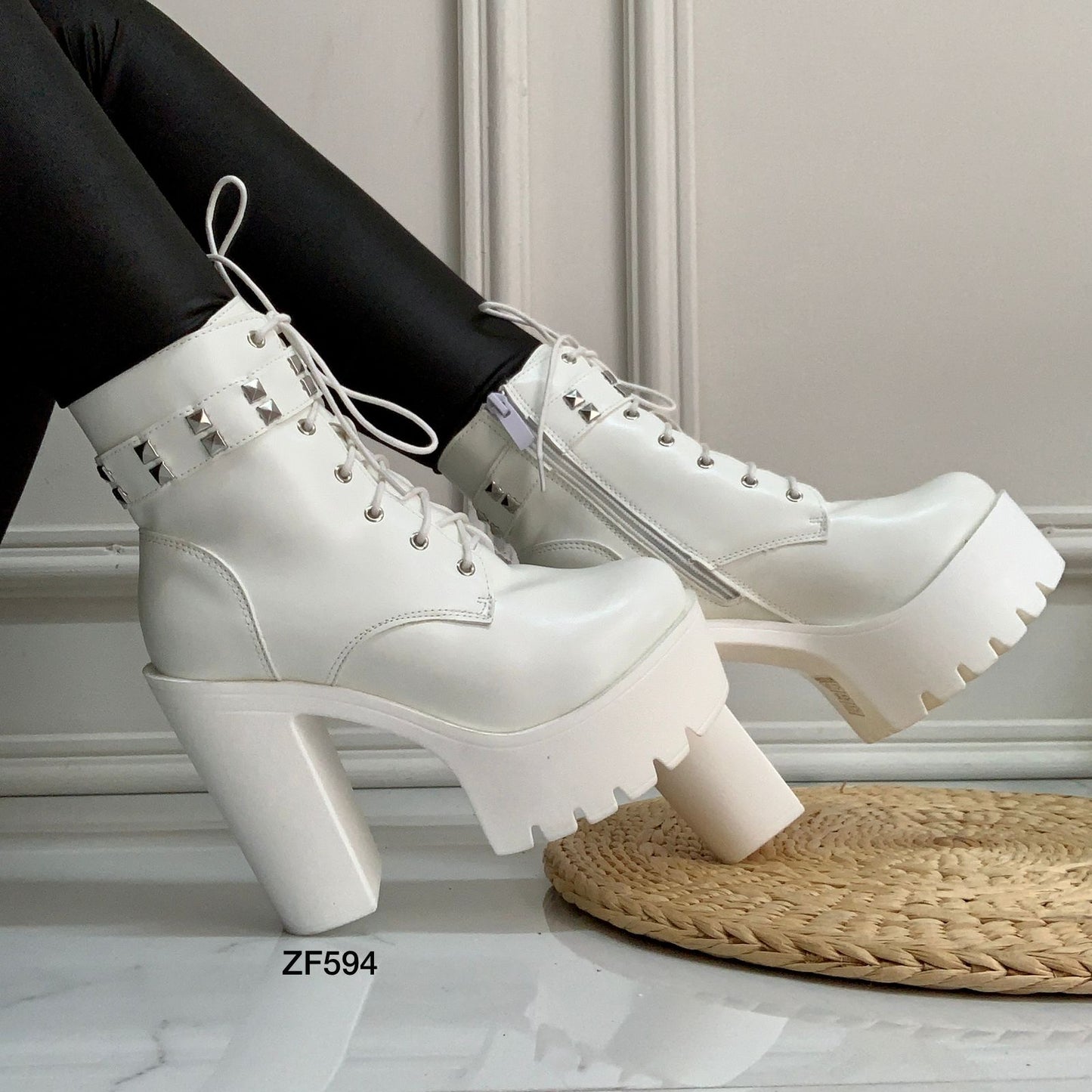 Botin blanco apliques plateados tacon 12cm  169-24   C-3