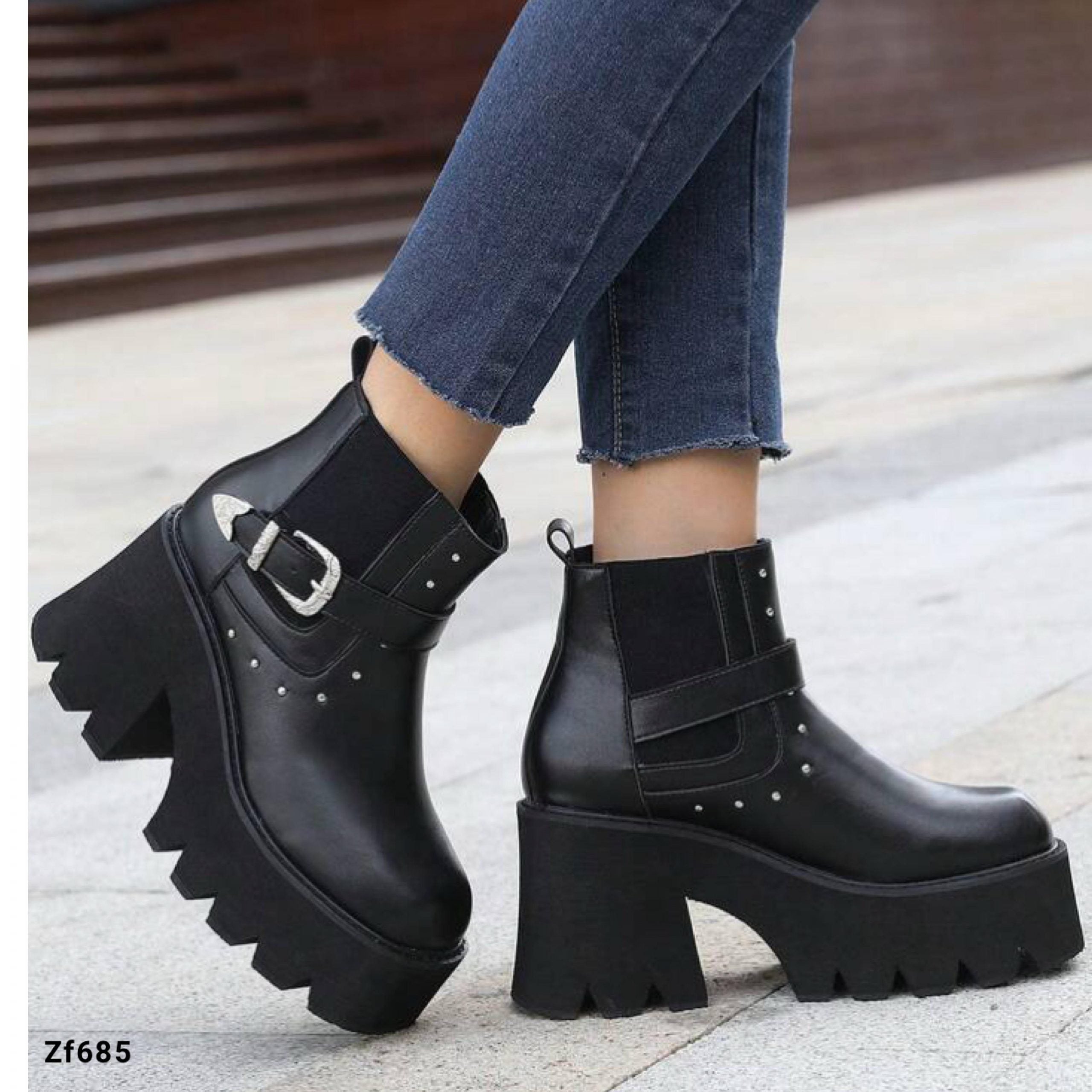Botin negro apliques plateados plataforma 4cm tacon 8cm  6068-2  C-3
