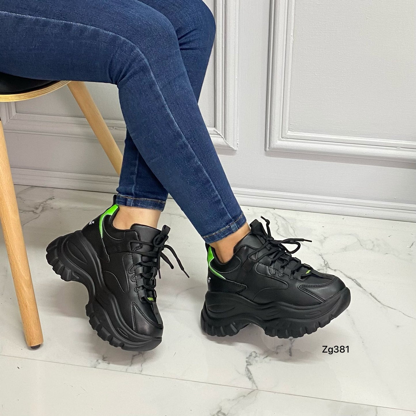Tenis negro detalle verde suela 6cm   102  C-2