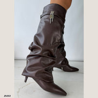Bota caña alta café doblez detalle plateado tacon puntilla 6cm  HX3392-B0227