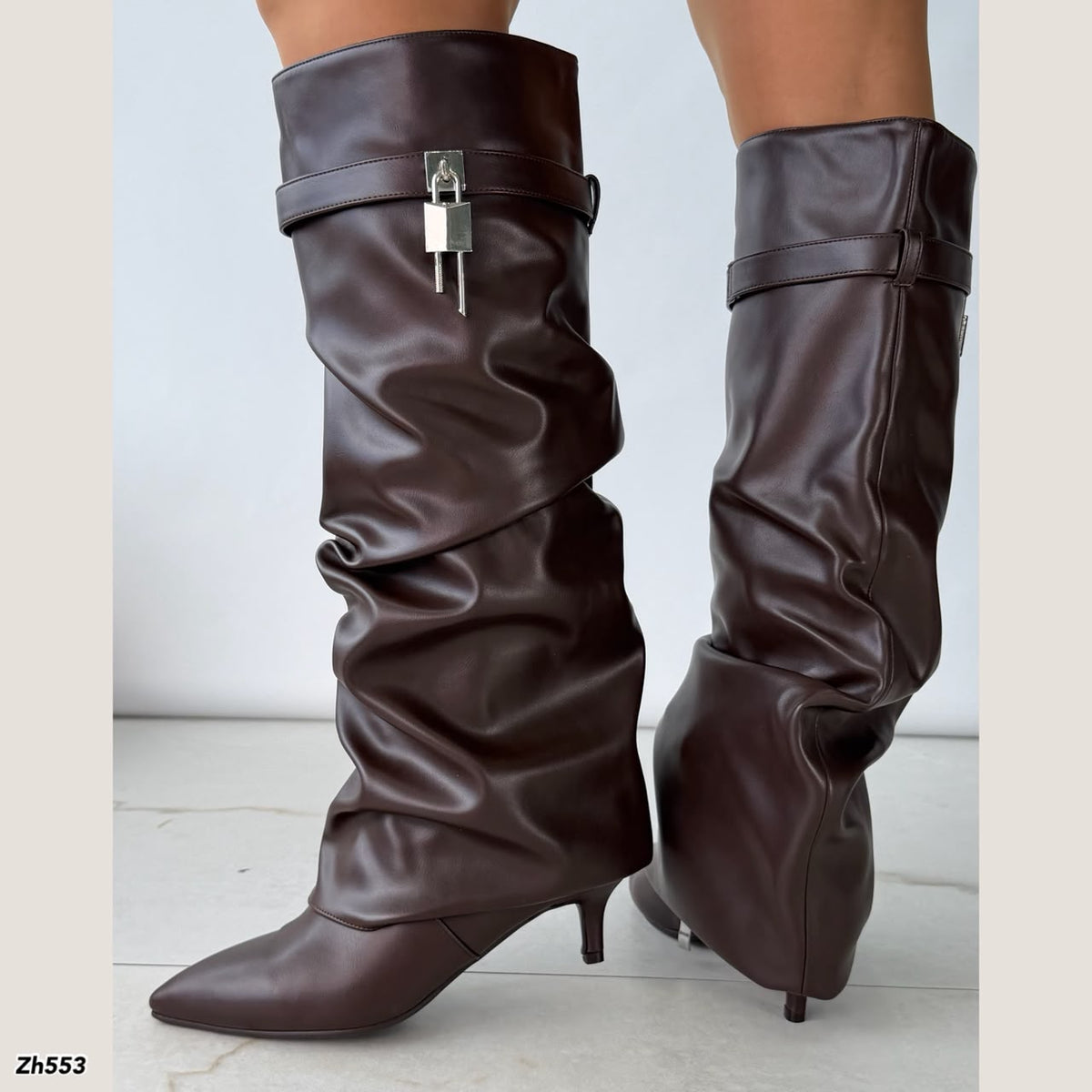Bota caña alta café doblez detalle plateado tacon puntilla 6cm  HX3392-B0227