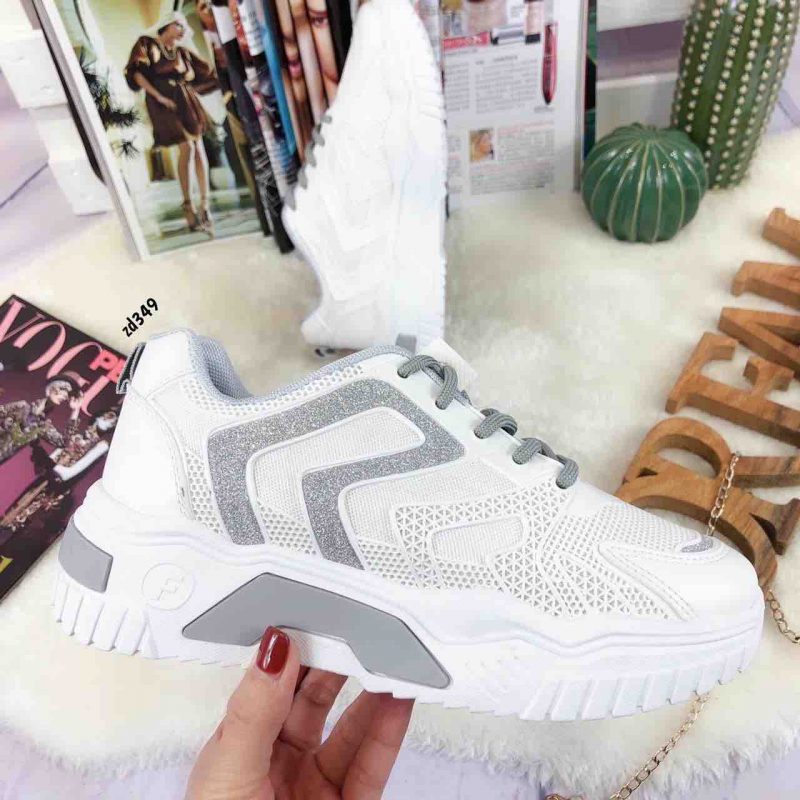 Tenis Compra 99 L8058 Blanco parte plateada al lado cordon frontal gris suela blanca con parte gris