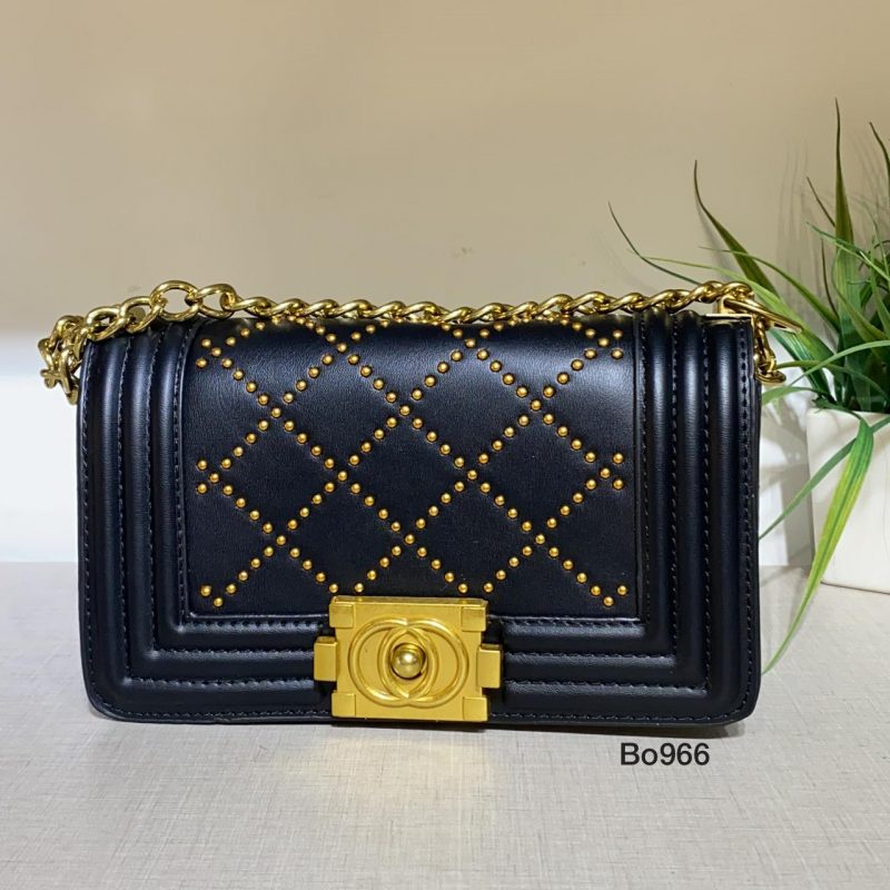 Bolso Compra 71375 negro con apliques dorados y chapa dorada 20cm x 12cm