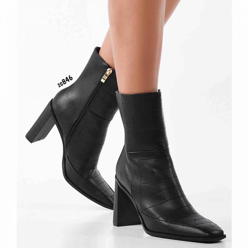 Botin Compra110 289 Negro con cierre lateral , tacón grueso 9cm, con diseño hilado al frente en rayas